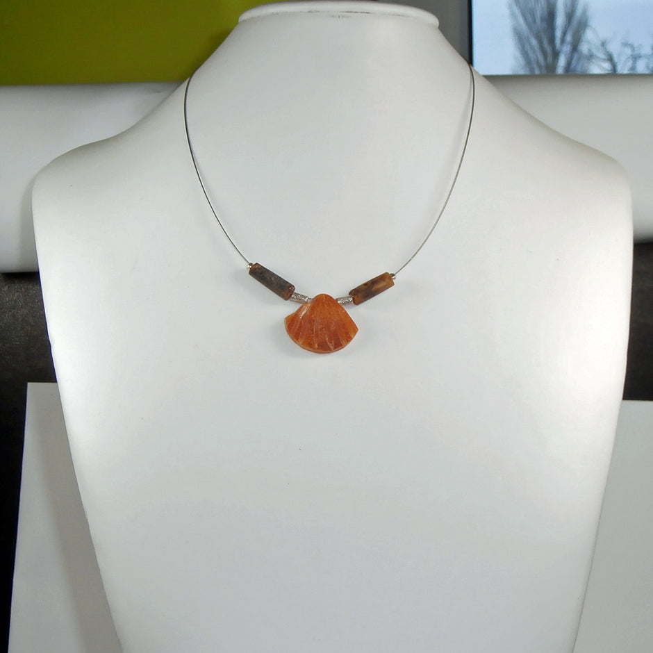 Elegantes Drahtcollier mit Bernsteinmuschel und Silber