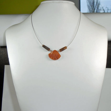 Elegantes Drahtcollier mit Bernsteinmuschel und Silber