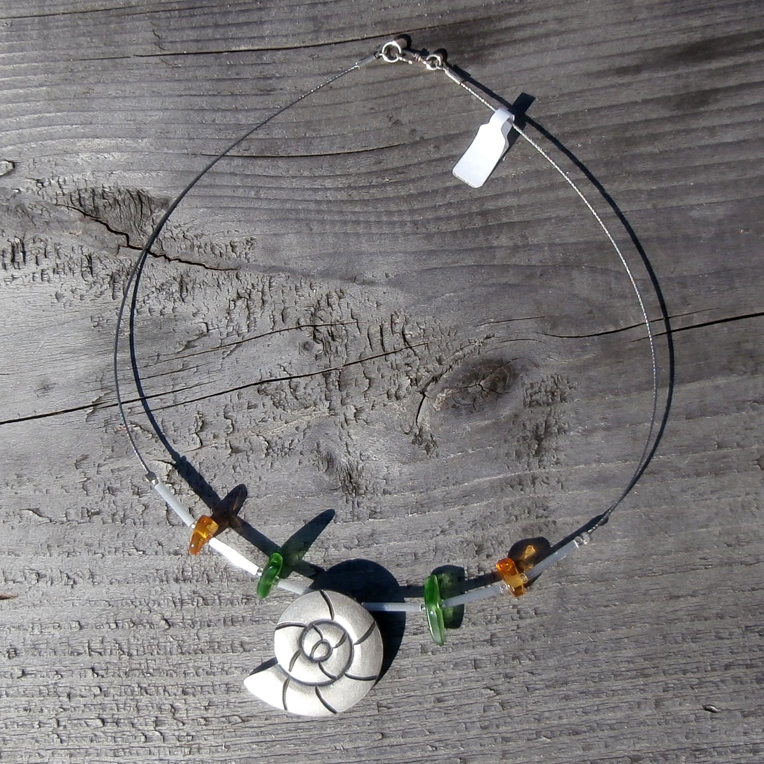 Collier aus Bernstein, Seeglas und Ammonit – Einzelstück