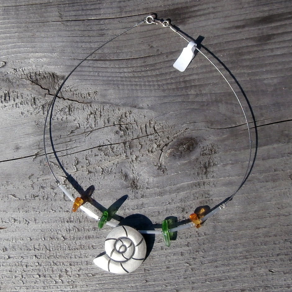 Collier aus Bernstein, Seeglas und Ammonit – Einzelstück