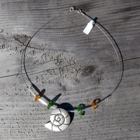 Collier aus Bernstein, Seeglas und Ammonit – Einzelstück