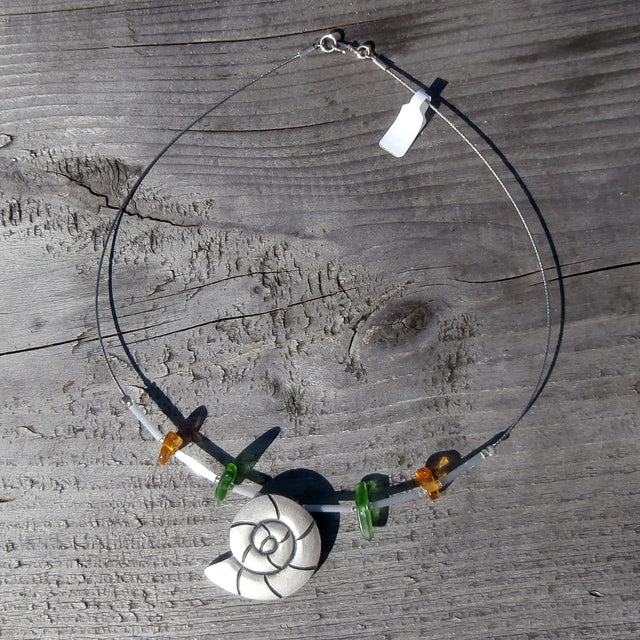 Collier aus Bernstein, Seeglas und Ammonit – Einzelstück