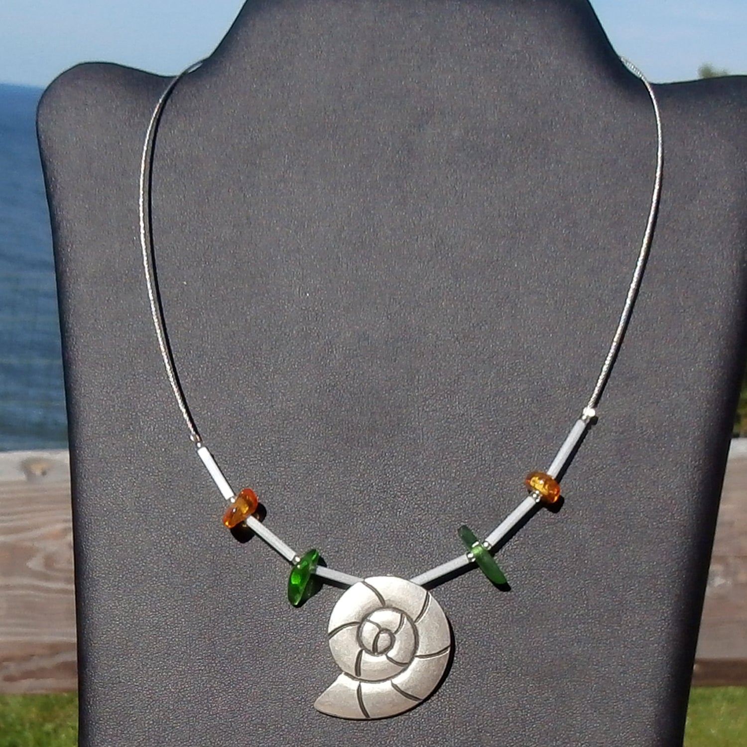 Collier aus Bernstein, Seeglas und Ammonit – Einzelstück