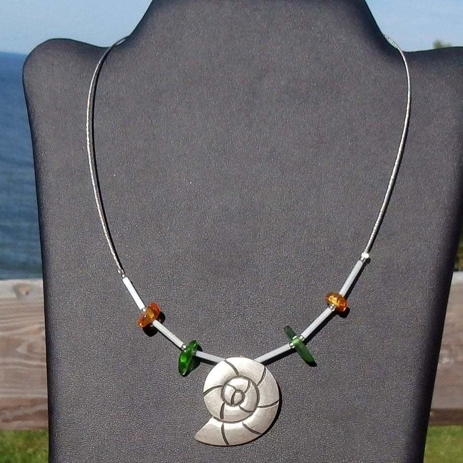 Collier aus Bernstein, Seeglas und Ammonit – Einzelstück