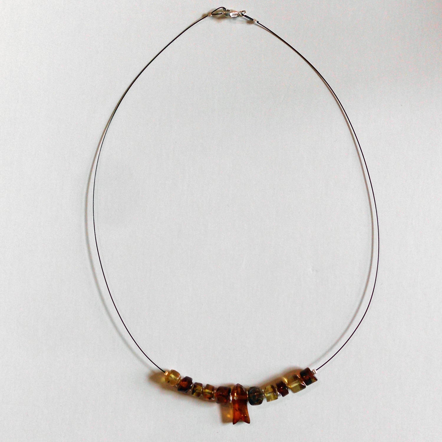 Drahtcollier mit Bernsteinfisch und Silber von Rügen