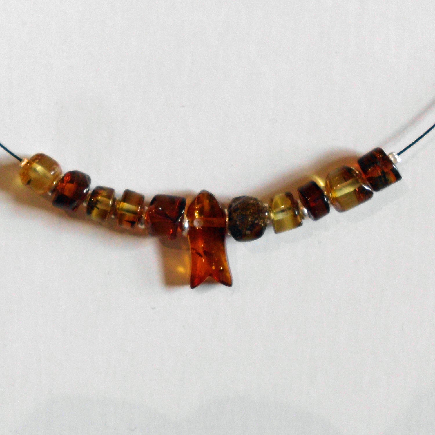 Drahtcollier mit Bernsteinfisch und Silber von Rügen