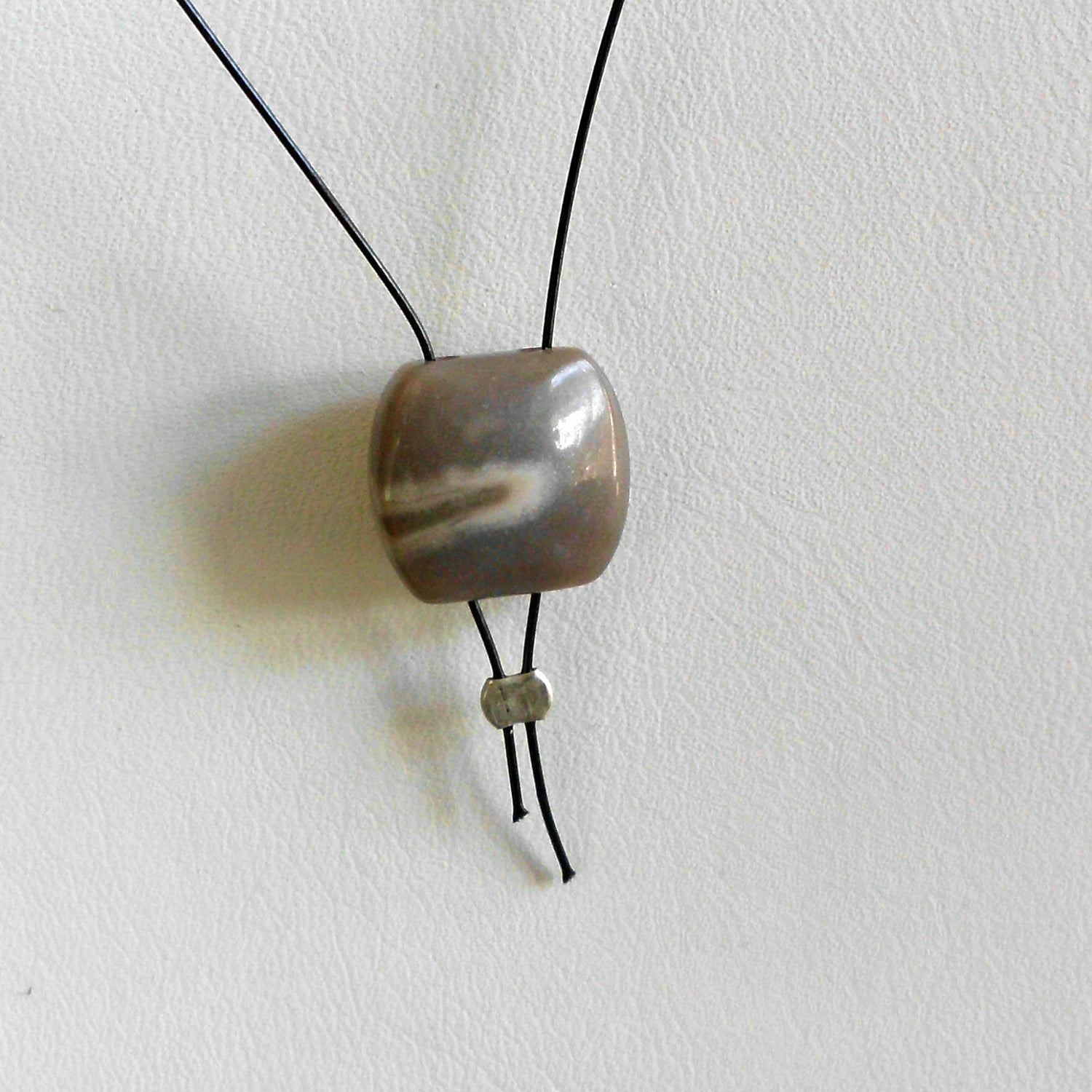 Schwarzes Drahtcollier mit flachen Feuersteinen, Unikat