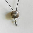 Schwarzes Drahtcollier mit flachen Feuersteinen, Unikat