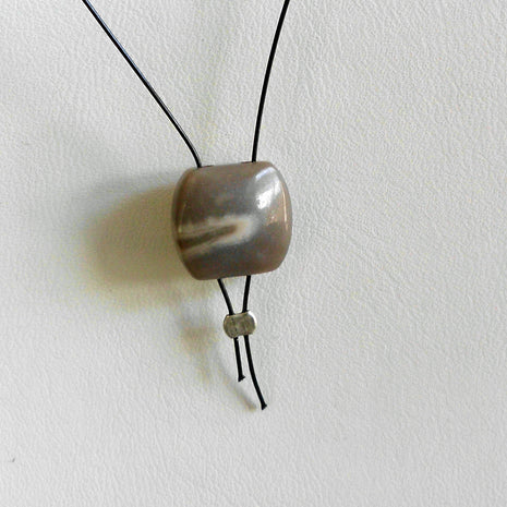 Schwarzes Drahtcollier mit flachen Feuersteinen, Unikat