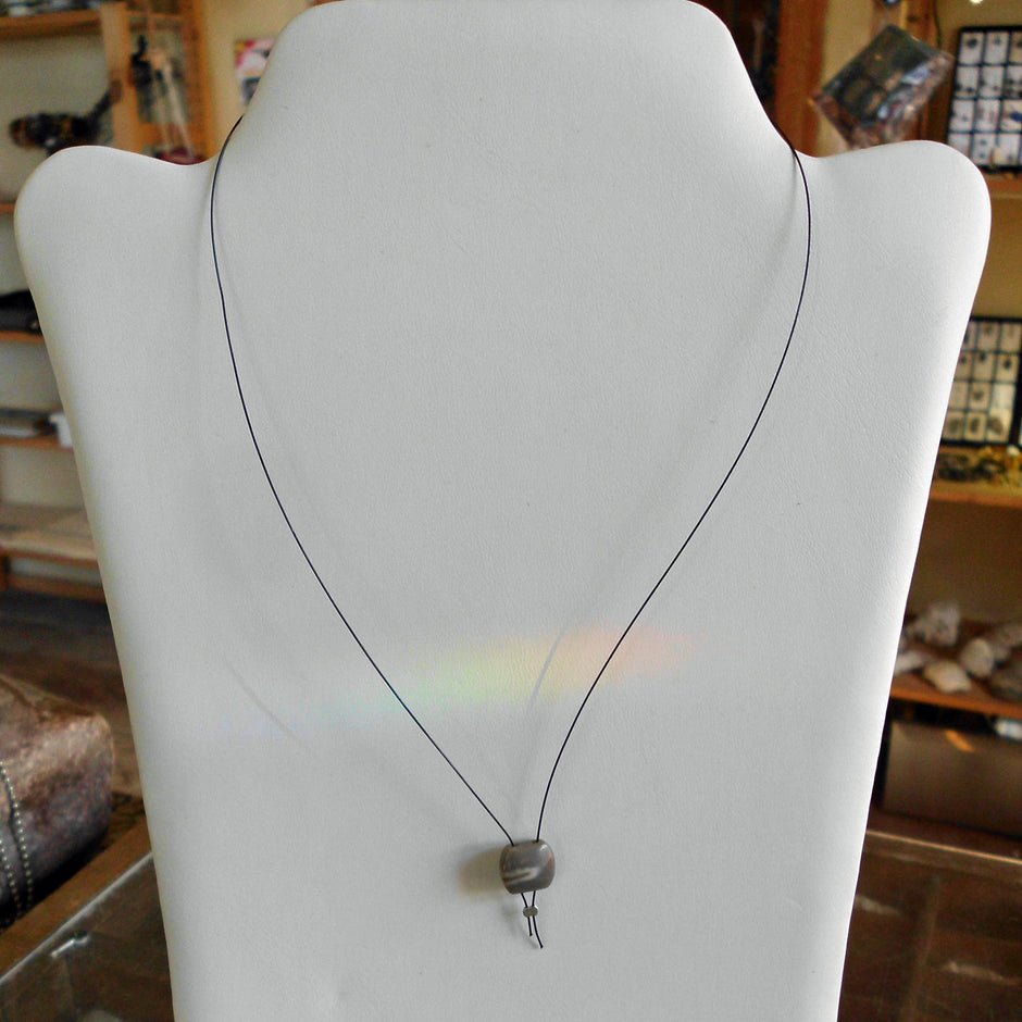 Schwarzes Drahtcollier mit flachen Feuersteinen, Unikat