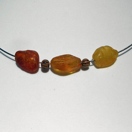Drahtcollier mit unpolierten Bernsteinen und Holzperlen