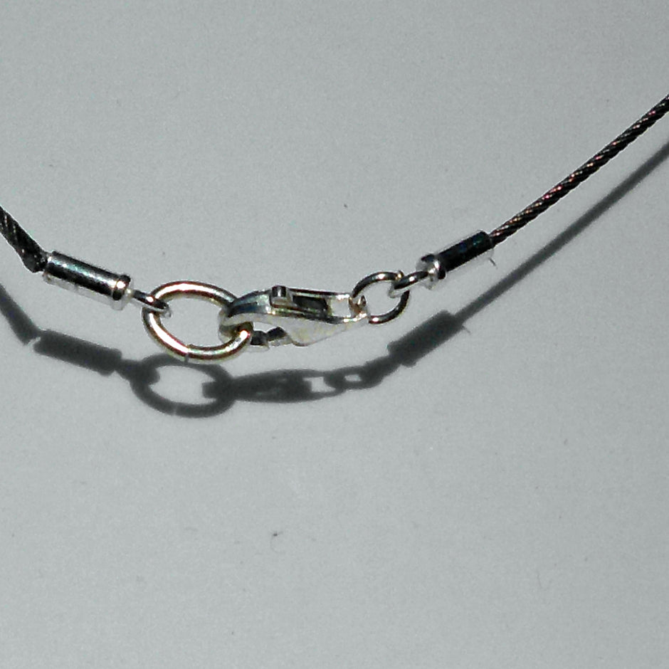 Drahtcollier mit unpolierten Bernsteinen und Holzperlen