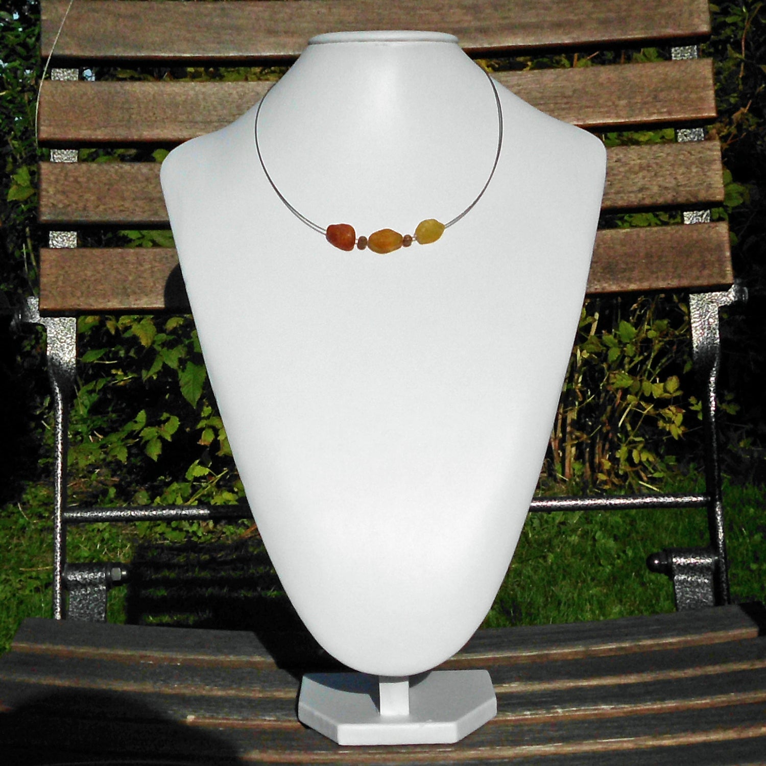 Drahtcollier mit unpolierten Bernsteinen und Holzperlen