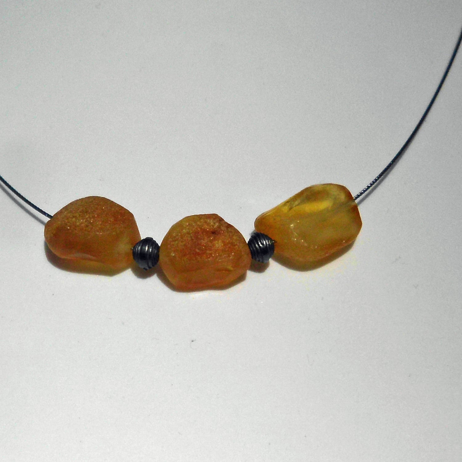 Drahtcollier mit unpolierten Bernsteinen und Silberperlen