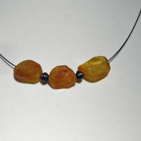 Drahtcollier mit unpolierten Bernsteinen und Silberperlen