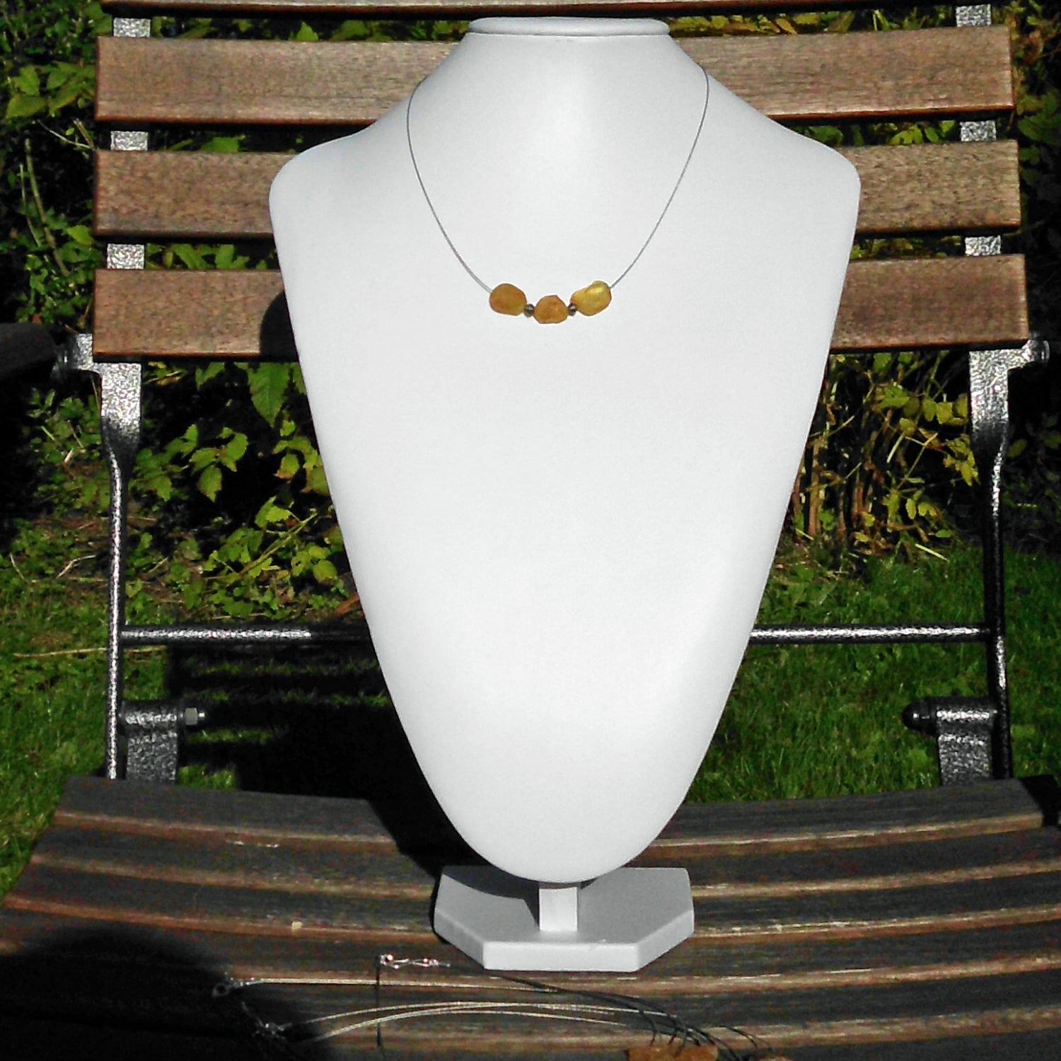 Drahtcollier mit unpolierten Bernsteinen und Silberperlen