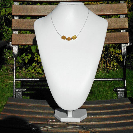 Drahtcollier mit unpolierten Bernsteinen und Silberperlen