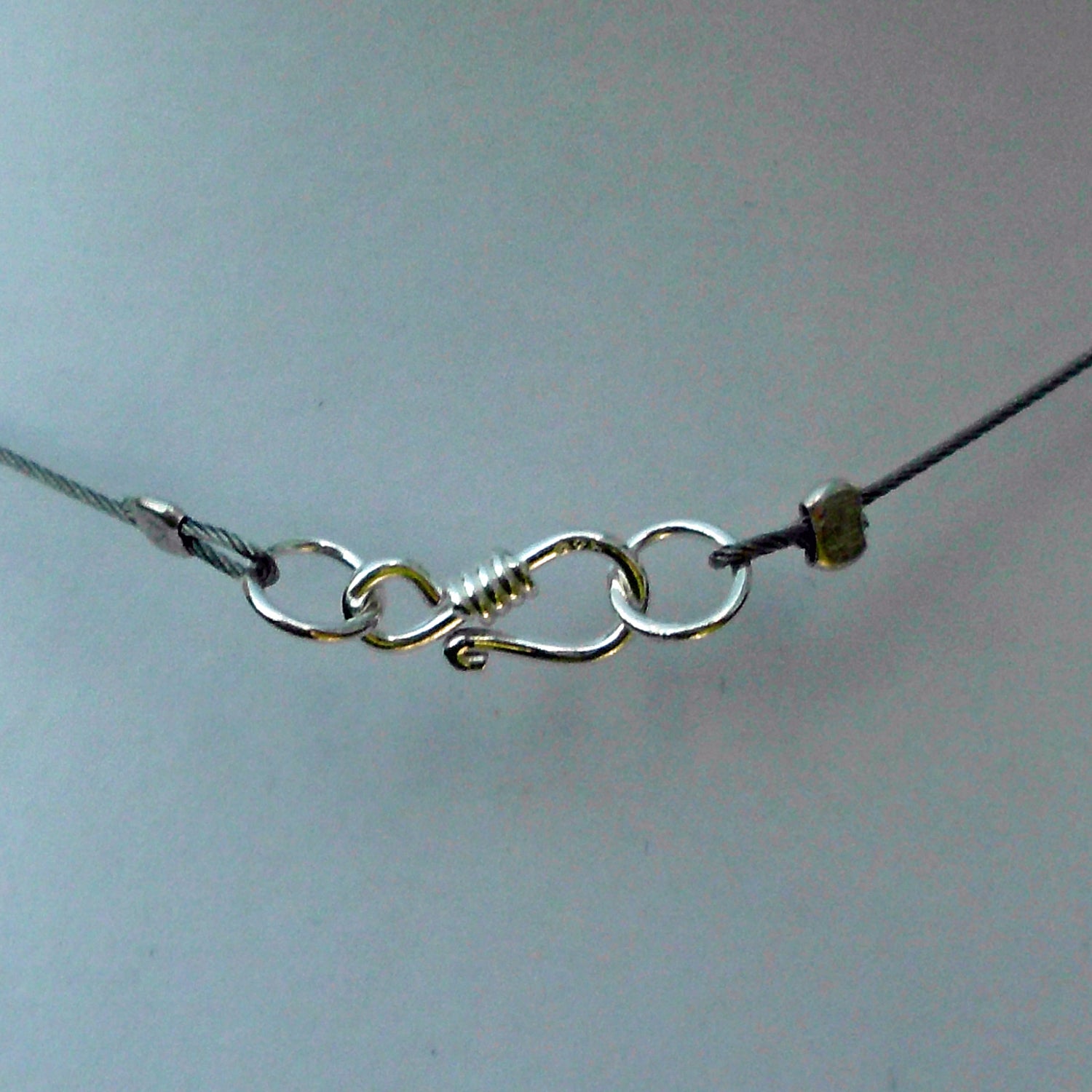 Drahtcollier mit unpolierten Bernsteinen und Silberperlen