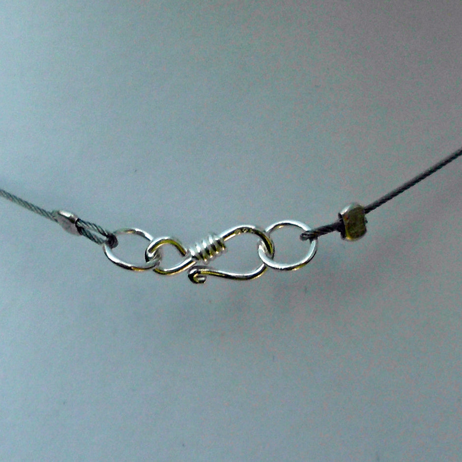 Drahtcollier mit unpolierten Bernsteinen und Silberperlen