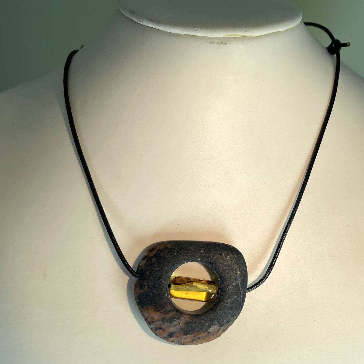 Bernsteinwalze in Steinscheibe, einzigartig von Rügen