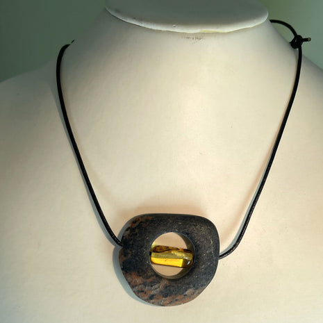 Bernsteinwalze in Steinscheibe, einzigartig von Rügen