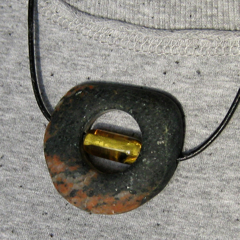 Bernsteinwalze in Steinscheibe, einzigartig von Rügen