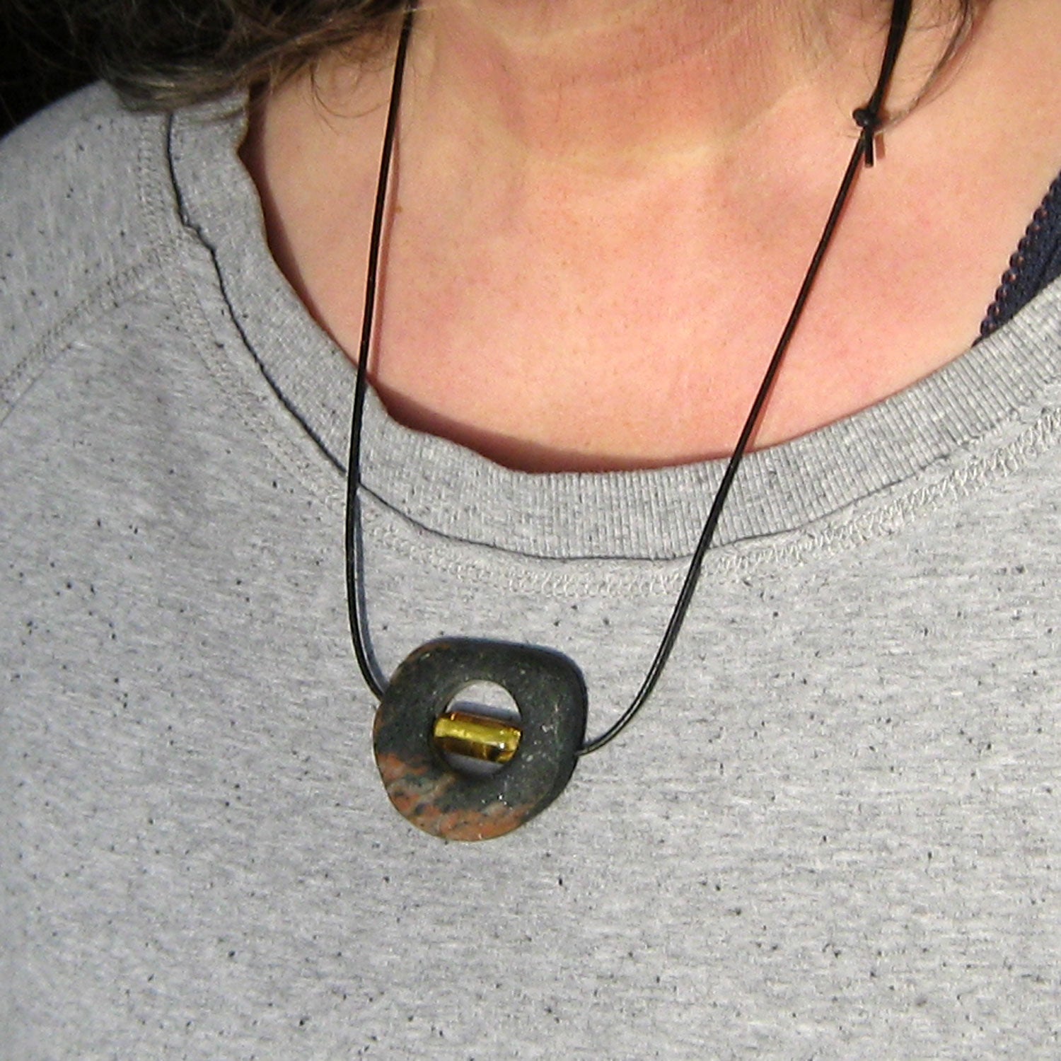 Bernsteinwalze in Steinscheibe, einzigartig von Rügen