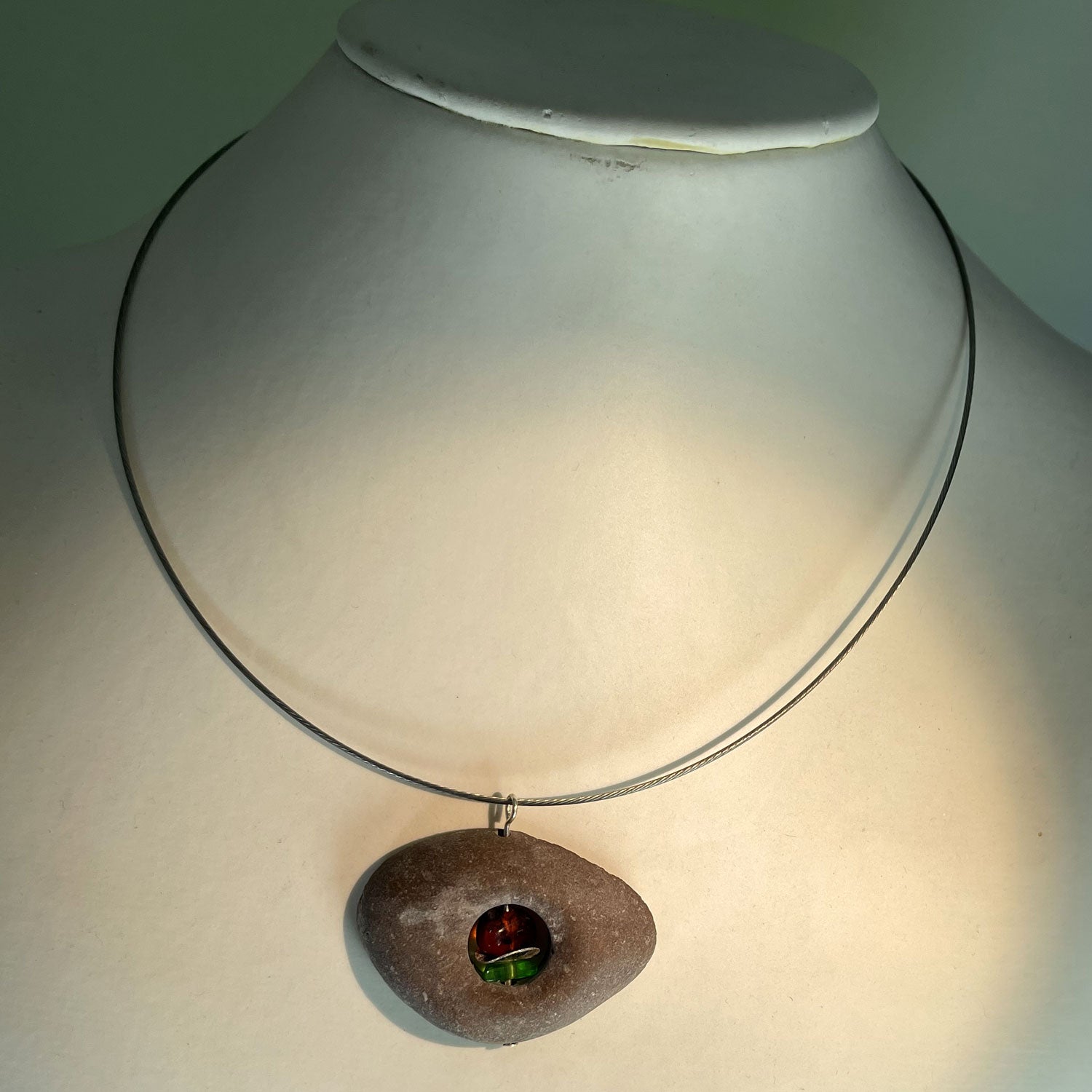 Kleiner Kiesel mit Bernstein, Seeglas und Silberscheibe