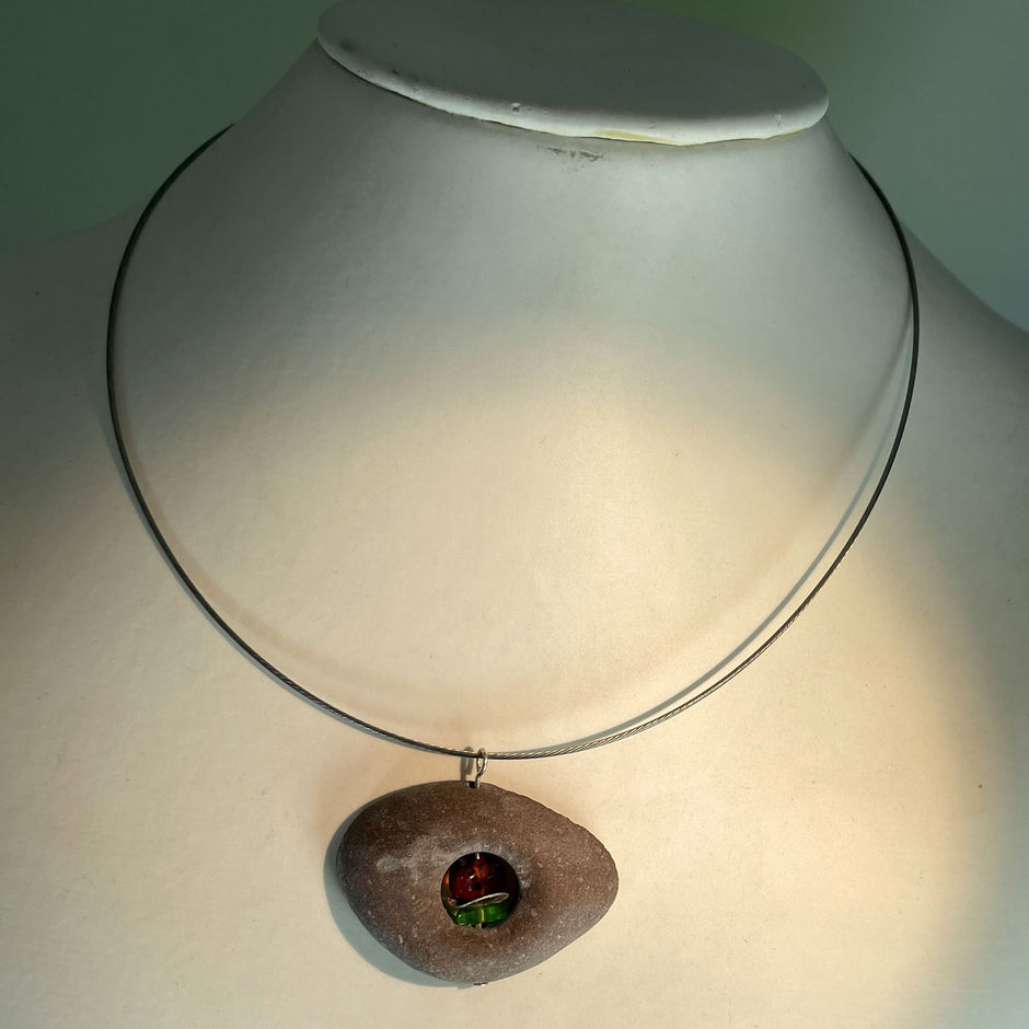 Kleiner Kiesel mit Bernstein, Seeglas und Silberscheibe