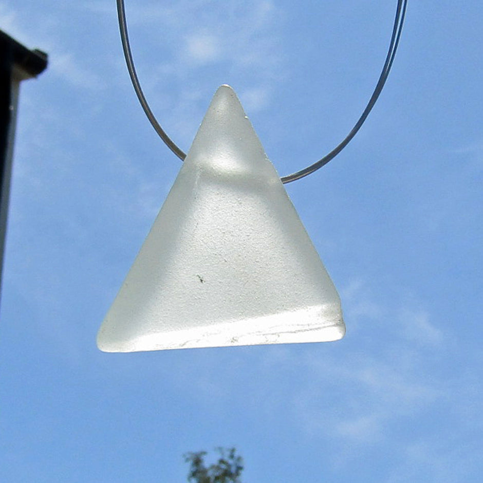 Weißes Drahtcollier mit Seeglas von der Ostsee-Insel