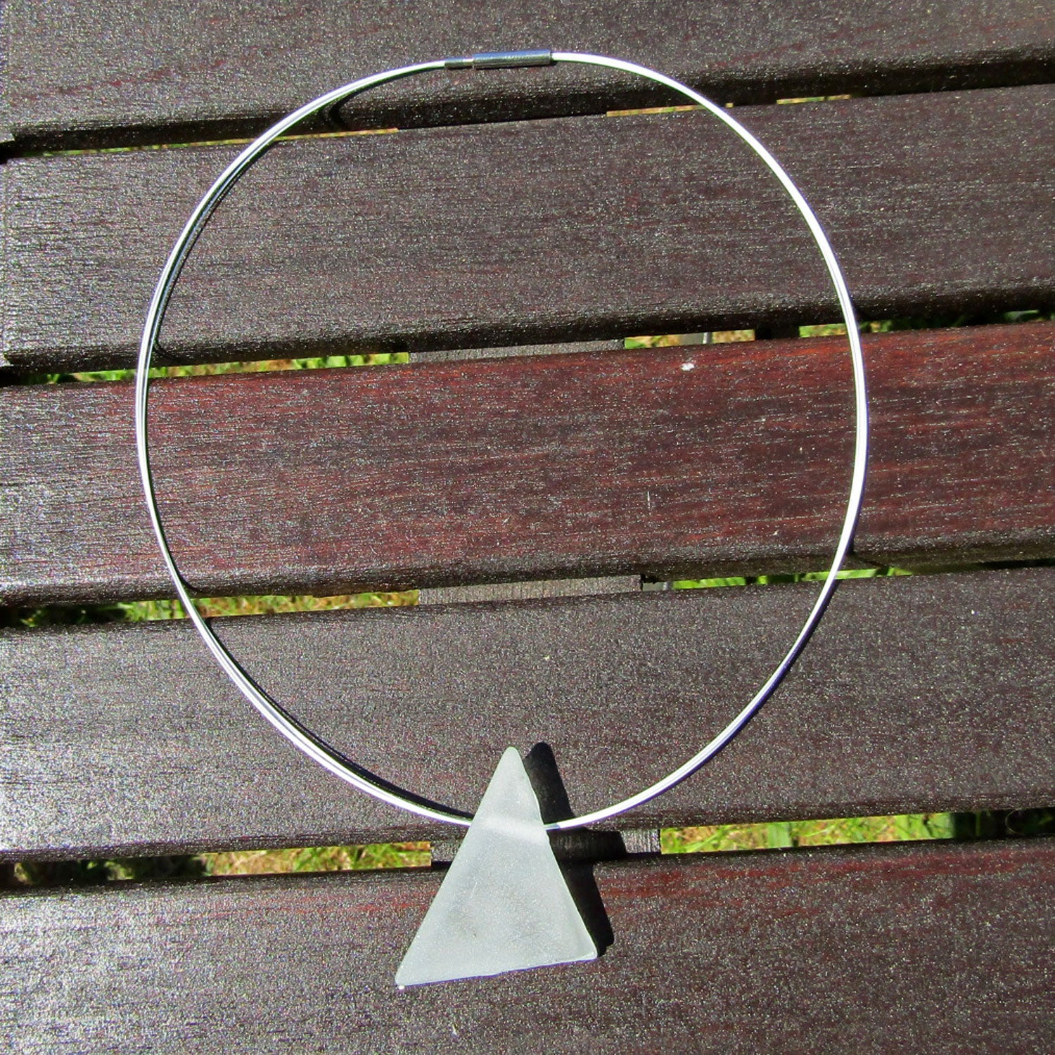 Weißes Drahtcollier mit Seeglas von der Ostsee-Insel