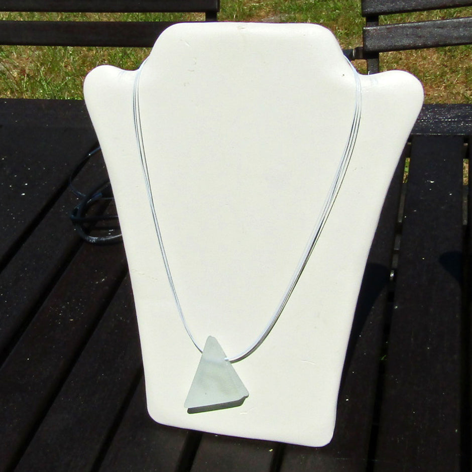 Weißes Drahtcollier mit Seeglas von der Ostsee-Insel