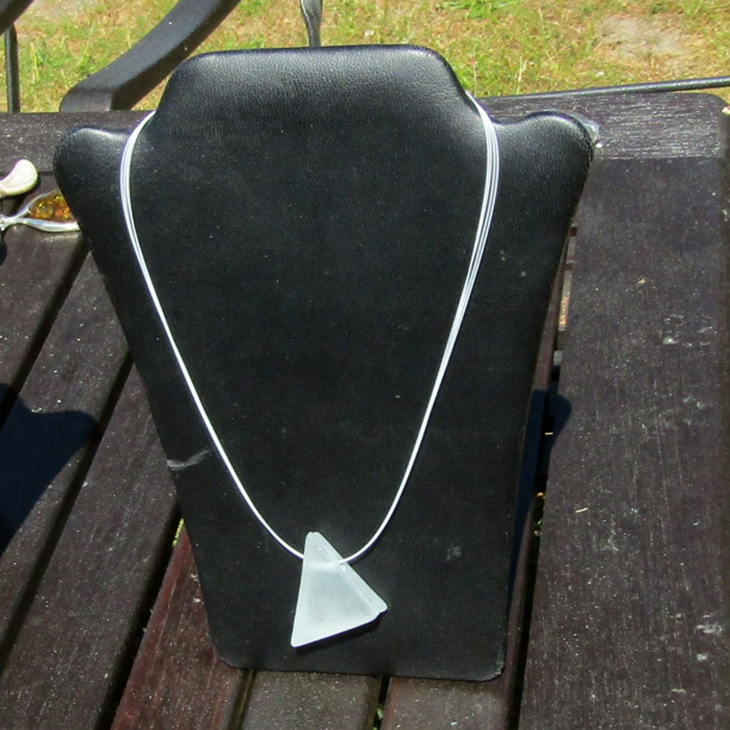 Weißes Drahtcollier mit Seeglas von der Ostsee-Insel