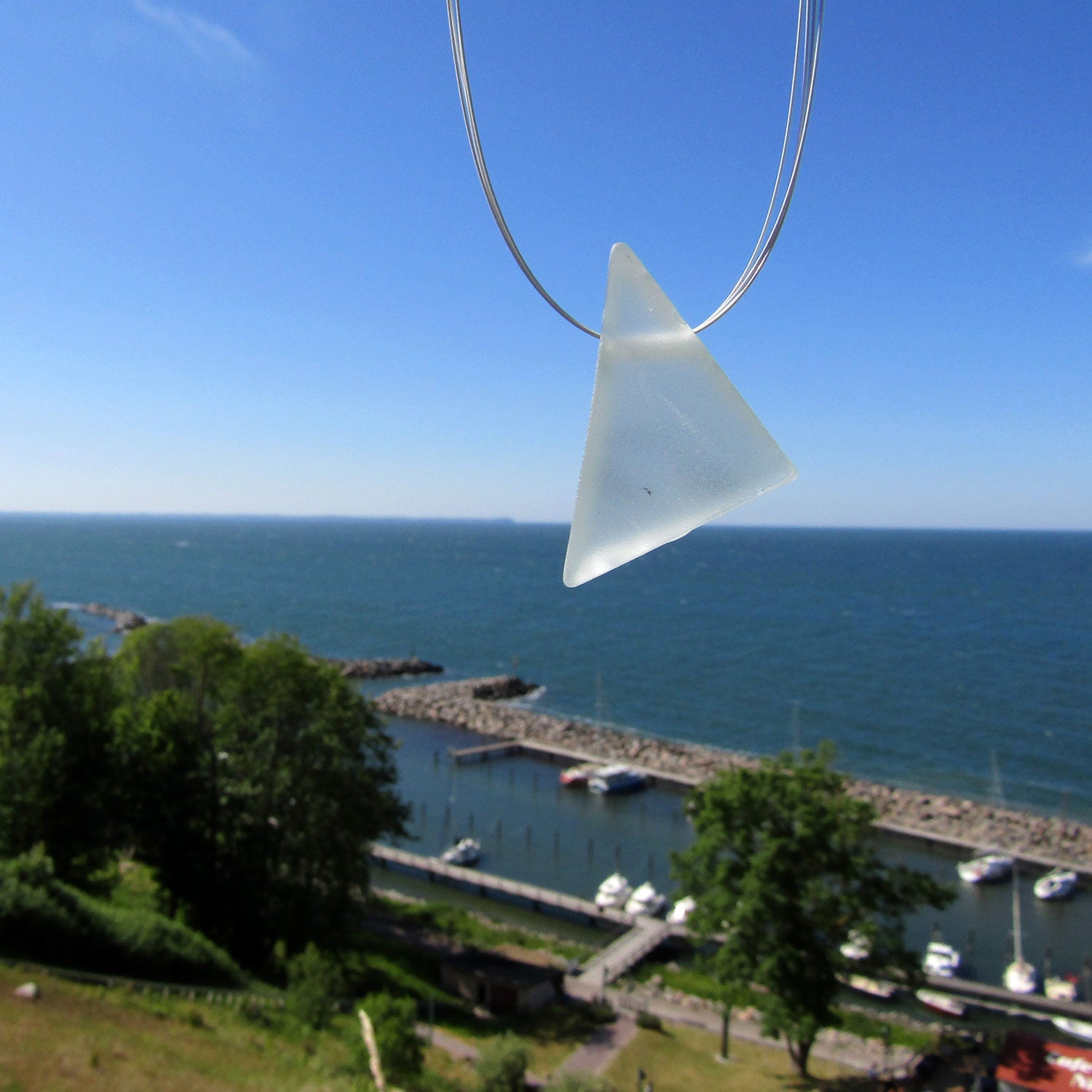 Weißes Drahtcollier mit Seeglas von der Ostsee-Insel