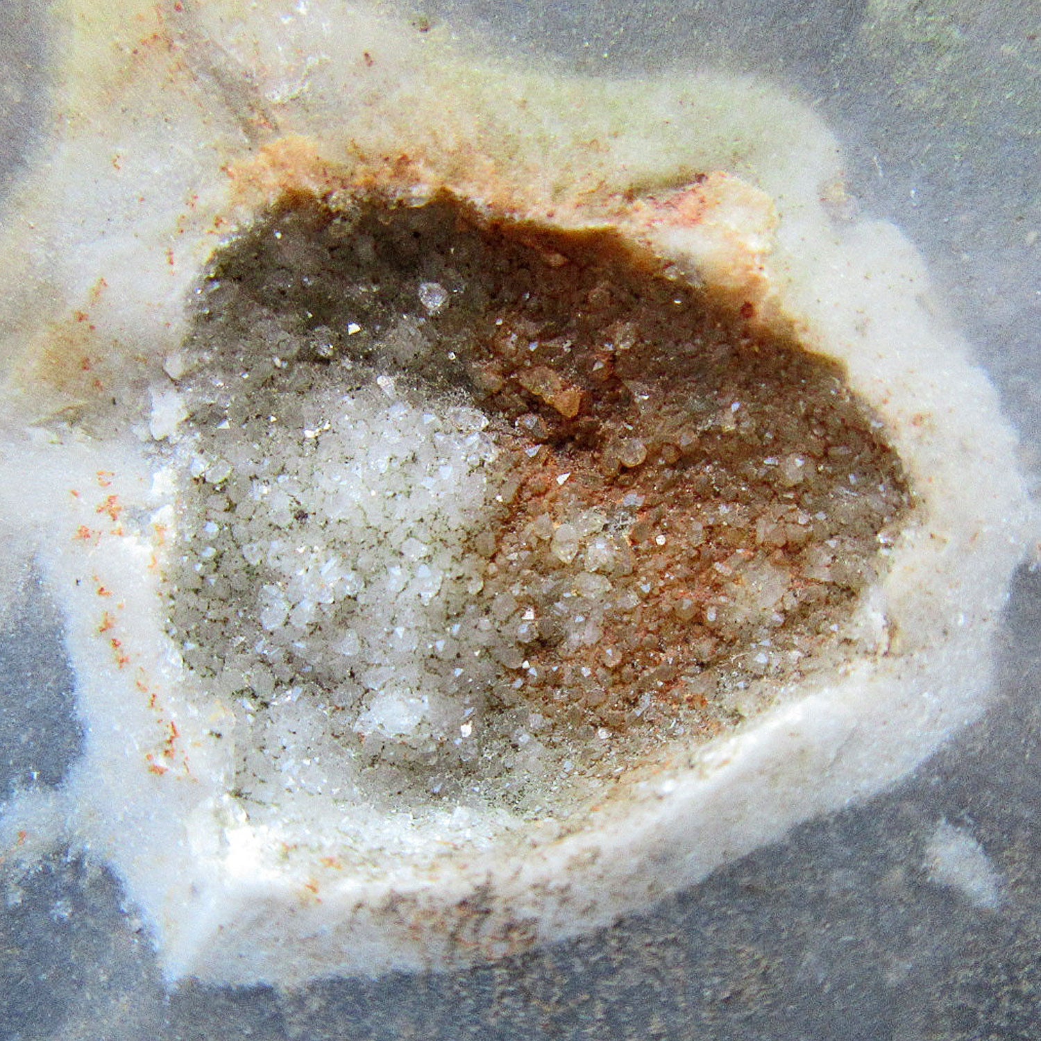 Druse aus Feuerstein – Kristallin schimmerndes Unikat