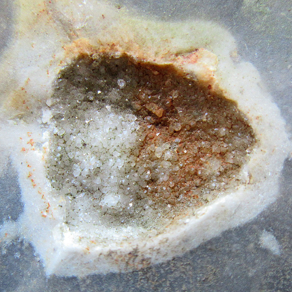 Druse aus Feuerstein – Kristallin schimmerndes Unikat