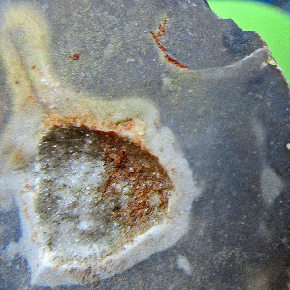 Druse aus Feuerstein – Kristallin schimmerndes Unikat