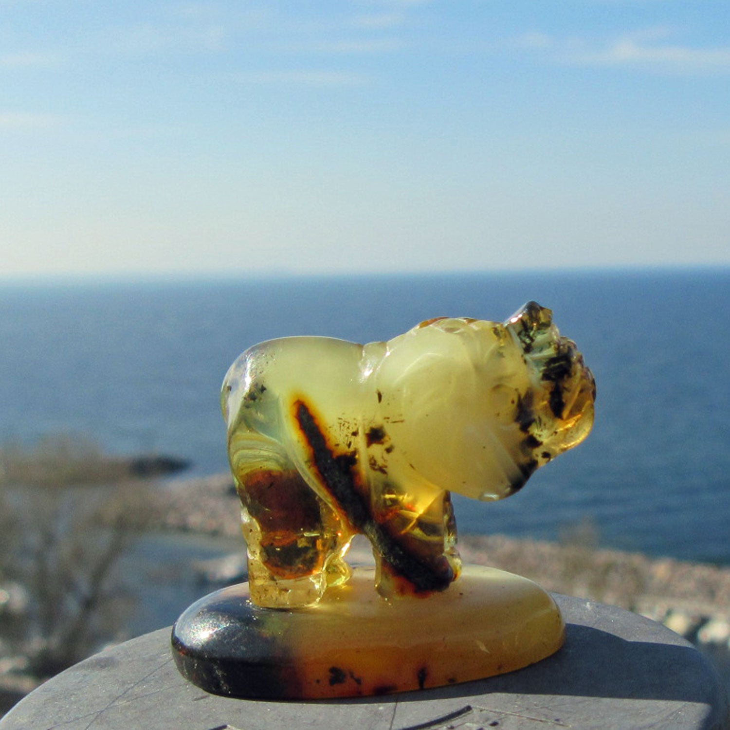 Elefant aus hellem Bernstein auf Sockel, Unikat