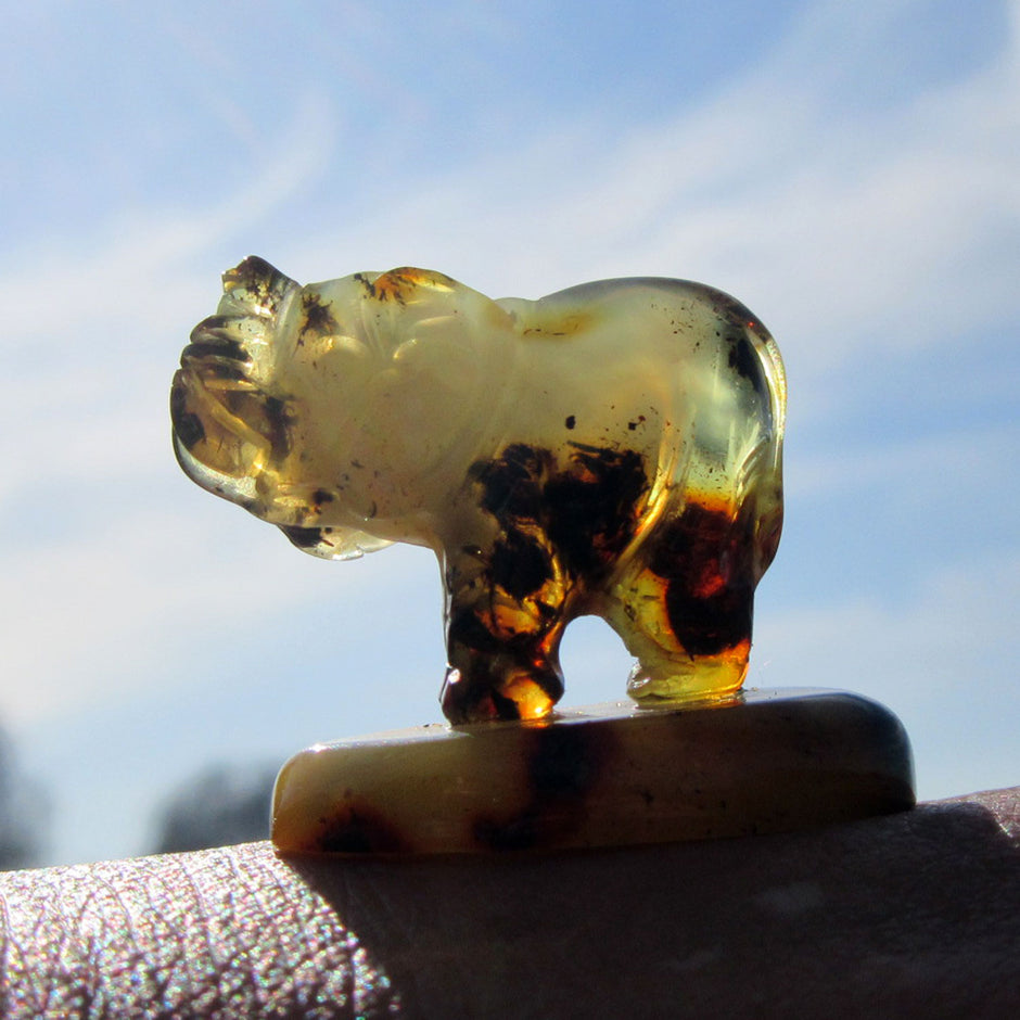 Elefant aus hellem Bernstein auf Sockel, Unikat