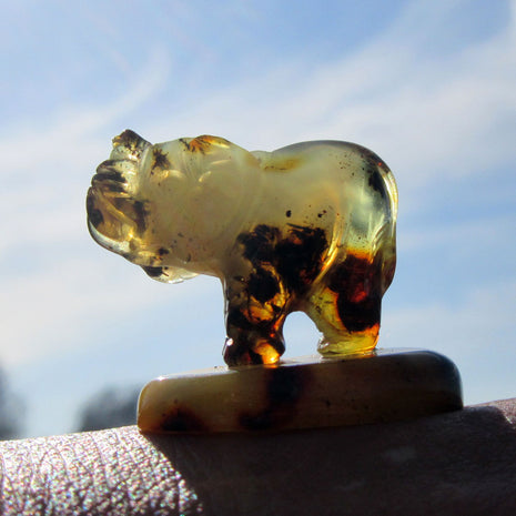 Elefant aus hellem Bernstein auf Sockel, Unikat