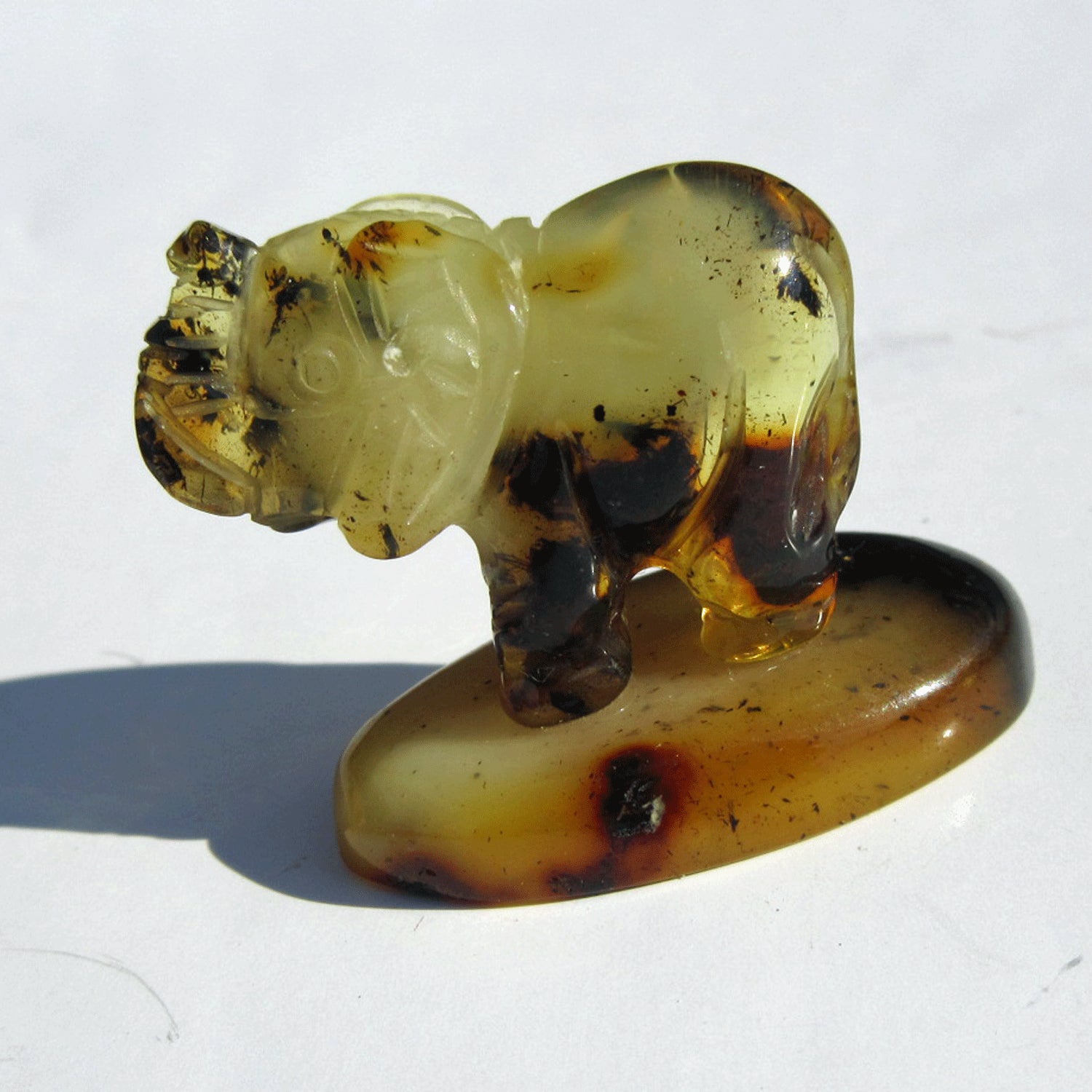 Elefant aus hellem Bernstein auf Sockel, Unikat