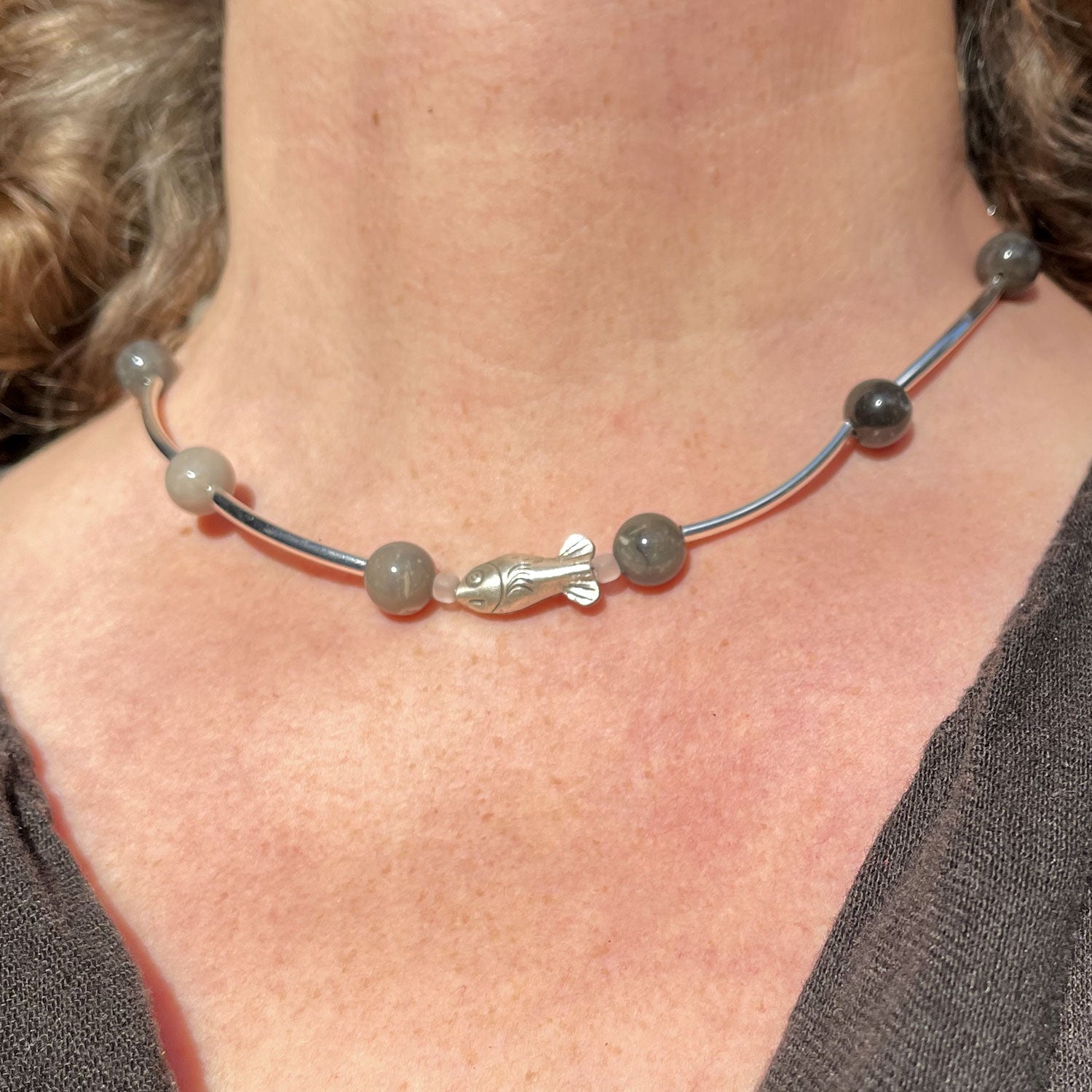 Elegantes Collier aus Feuersteinperlen und Silberröhrchen