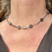 Elegantes Collier aus Feuersteinperlen und Silberröhrchen