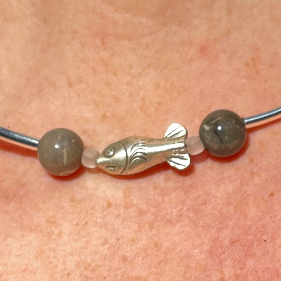 Elegantes Collier aus Feuersteinperlen und Silberröhrchen