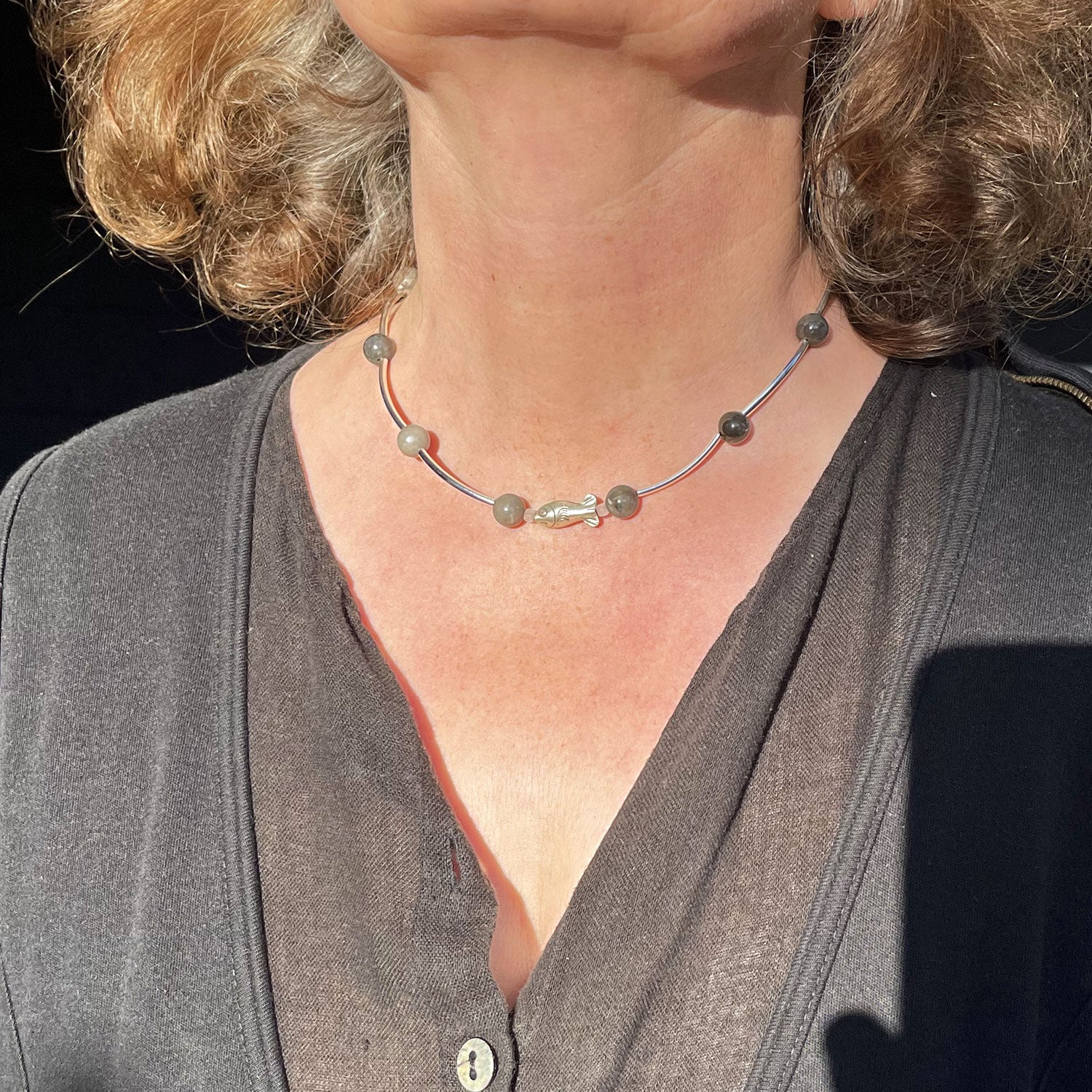 Elegantes Collier aus Feuersteinperlen und Silberröhrchen