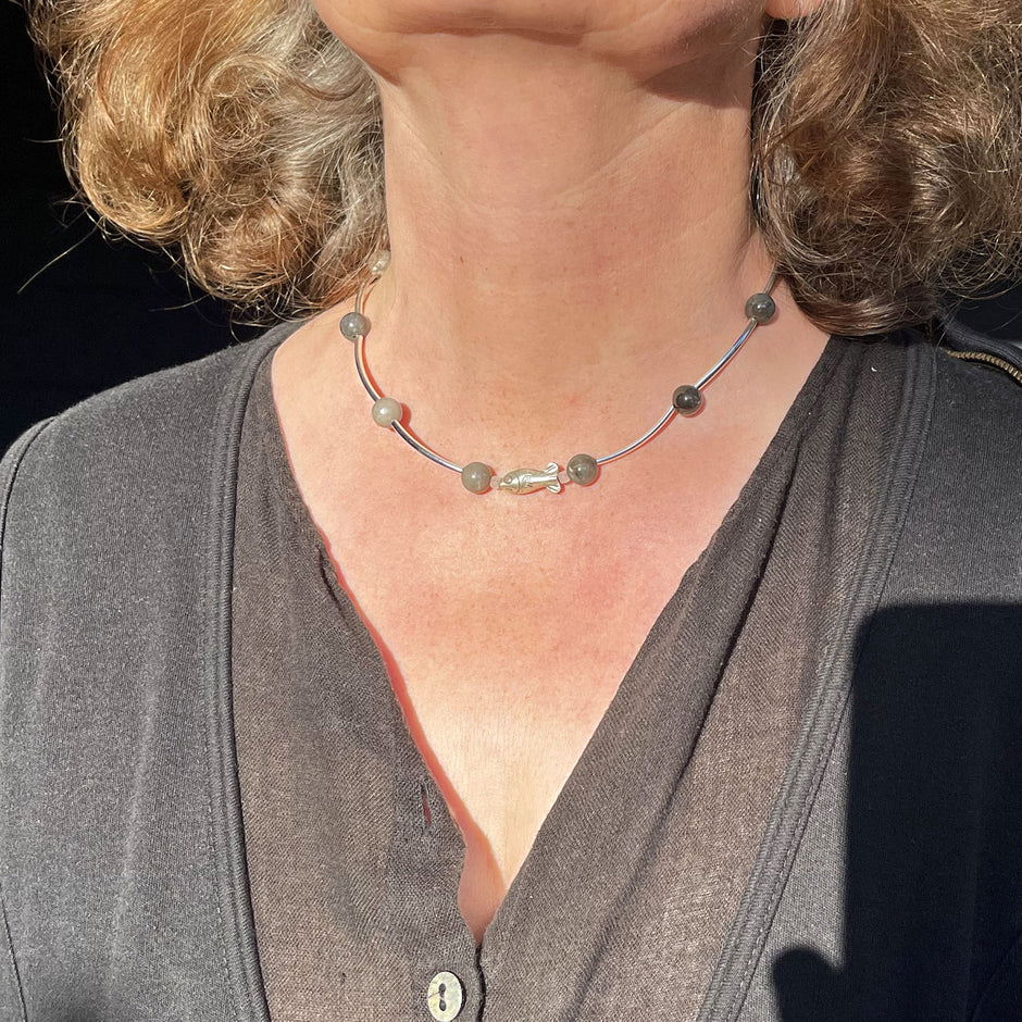Elegantes Collier aus Feuersteinperlen und Silberröhrchen