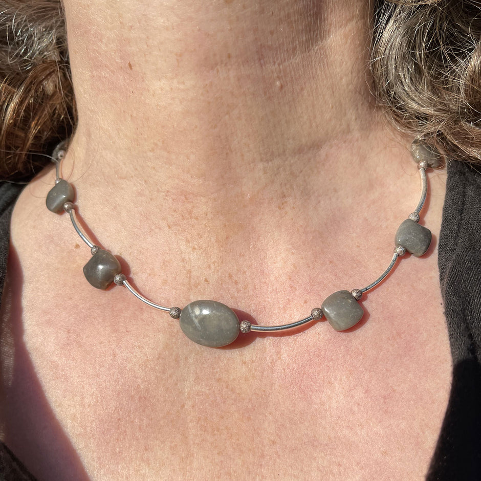 Elegantes Collier aus polierten Feuersteinen und Silber