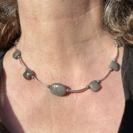 Elegantes Collier aus polierten Feuersteinen und Silber