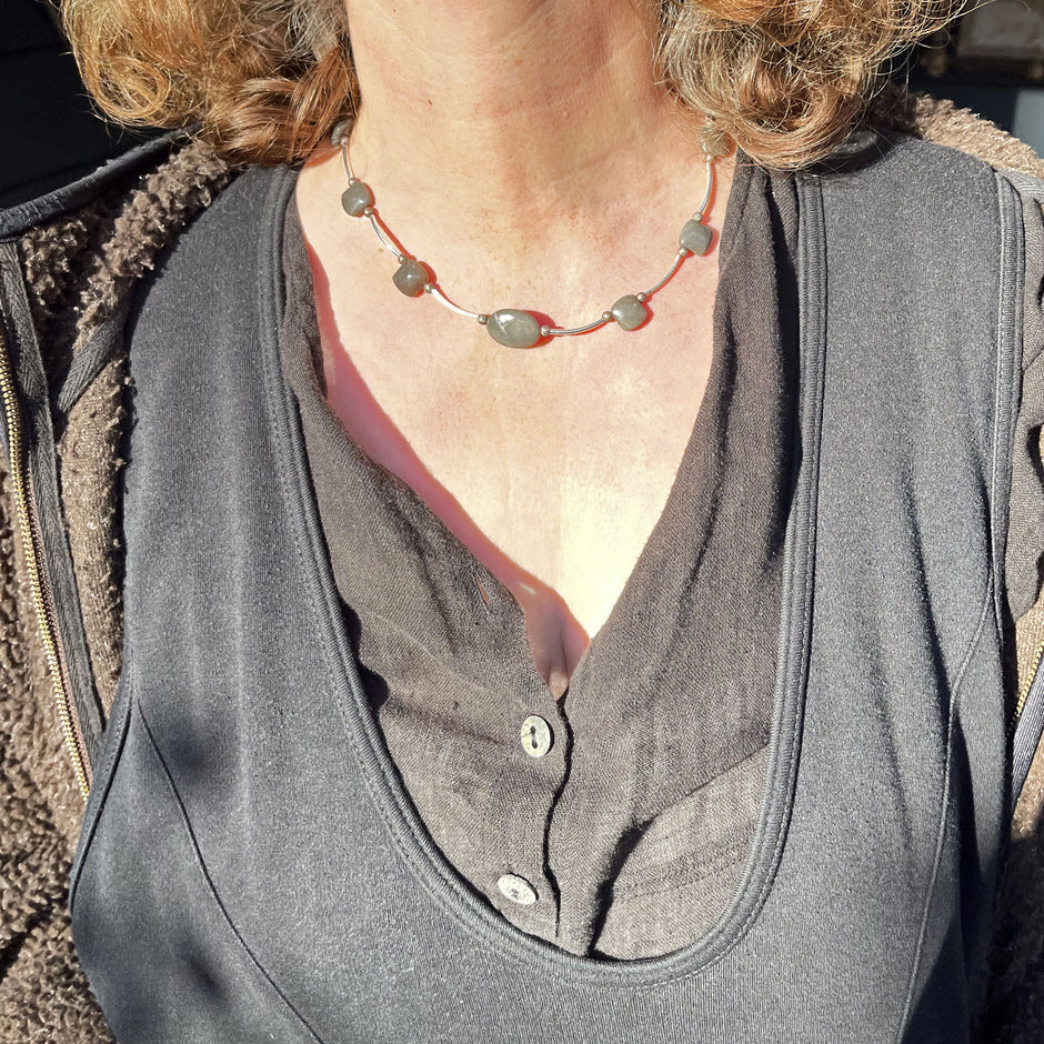 Elegantes Collier aus polierten Feuersteinen und Silber