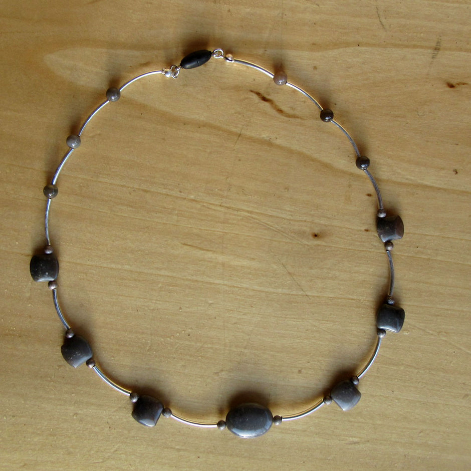 Elegantes Collier aus polierten Feuersteinen und Silber